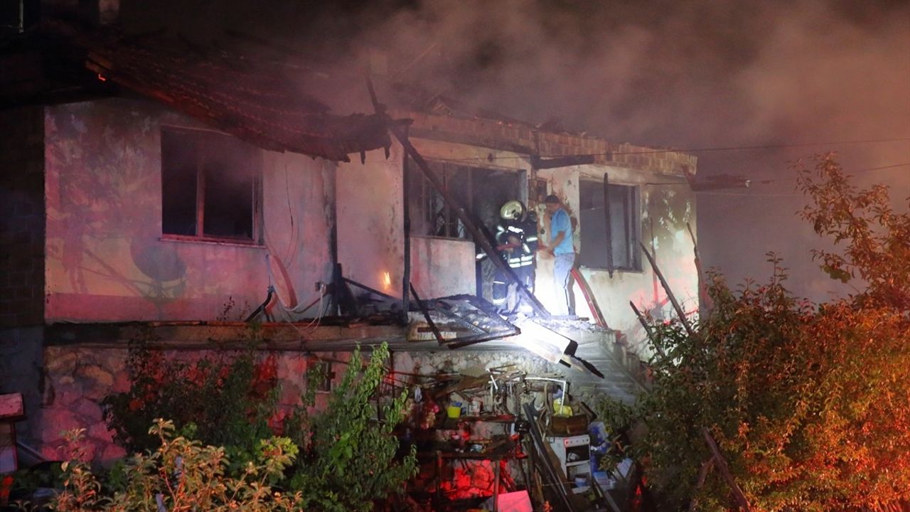 Çorum'da Mandırada Büyük Yangın: 100'den Fazla Kuzu Telef Oldu