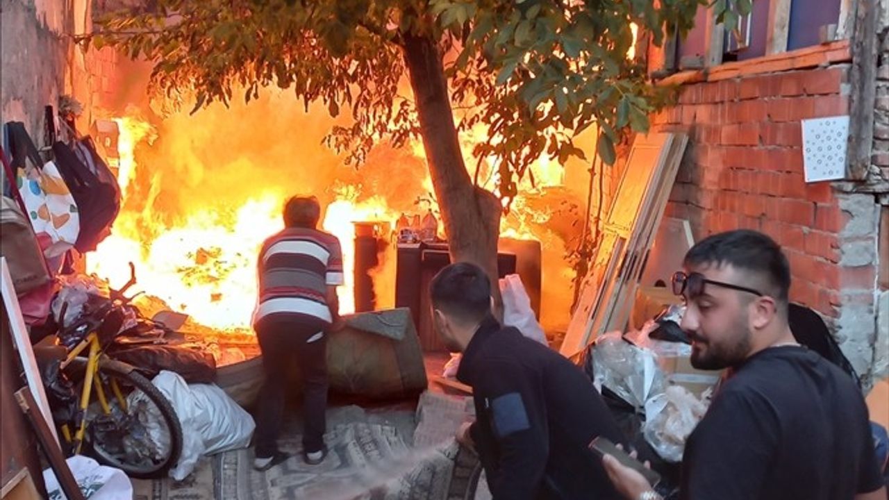 Çorum'da yangın: 4'ü metruk 5 ev zarar gördü — Kundaklama şüphesi