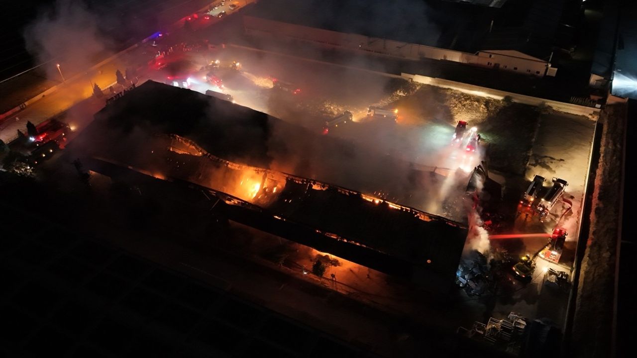 Çorum Tekstil Fabrikasında Yangın: 8 Kişi Dumandan Etkilendi