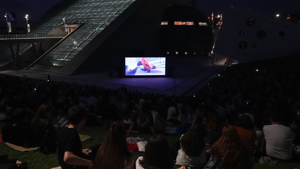 CSO Ada Ankara'da Açık Hava Sineması: Ankaralılar 'Arabalar'ı İzledi