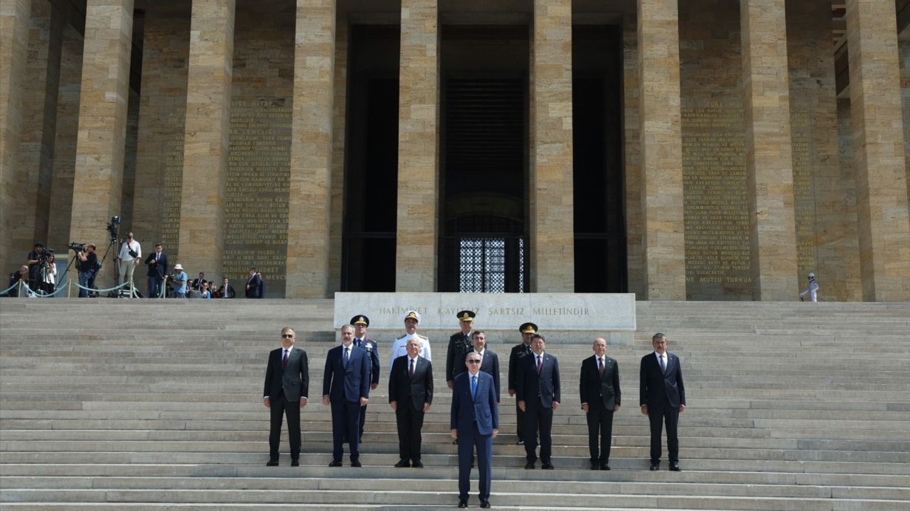 Cumhurbaşkanı Erdoğan ve YAŞ Üyeleri Anıtkabir'i Ziyaret Etti