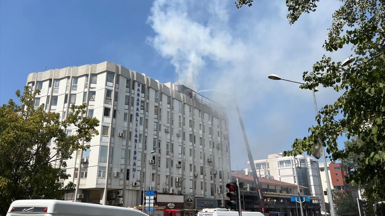 Denizli'de Babadağlılar Çarşısı'nda yangın: 2 dumandan etkilendi, 1 yaralı