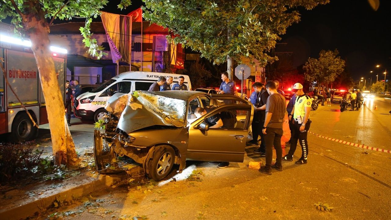 Denizli'de Kaza: Ağaca Çarpan Otomobilde 2 Kişi Öldü, Sürücü Ağır Yaralı
