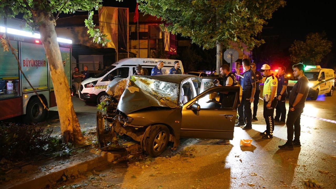 Denizli’de otomobil ağaca çarptı: 2 ölü, sürücü ağır yaralı