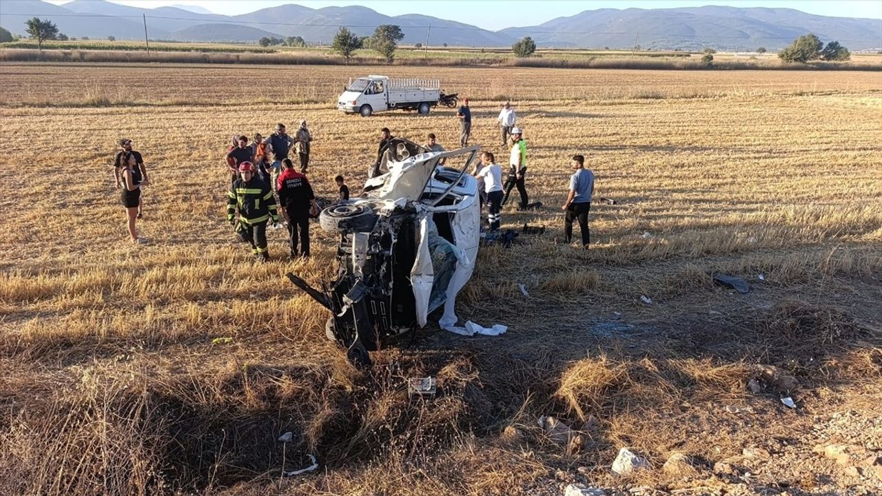 Denizli Tavas'ta Devrilen Hafif Ticari Araç: Aynı Aileden 6 Kişi Yaralandı