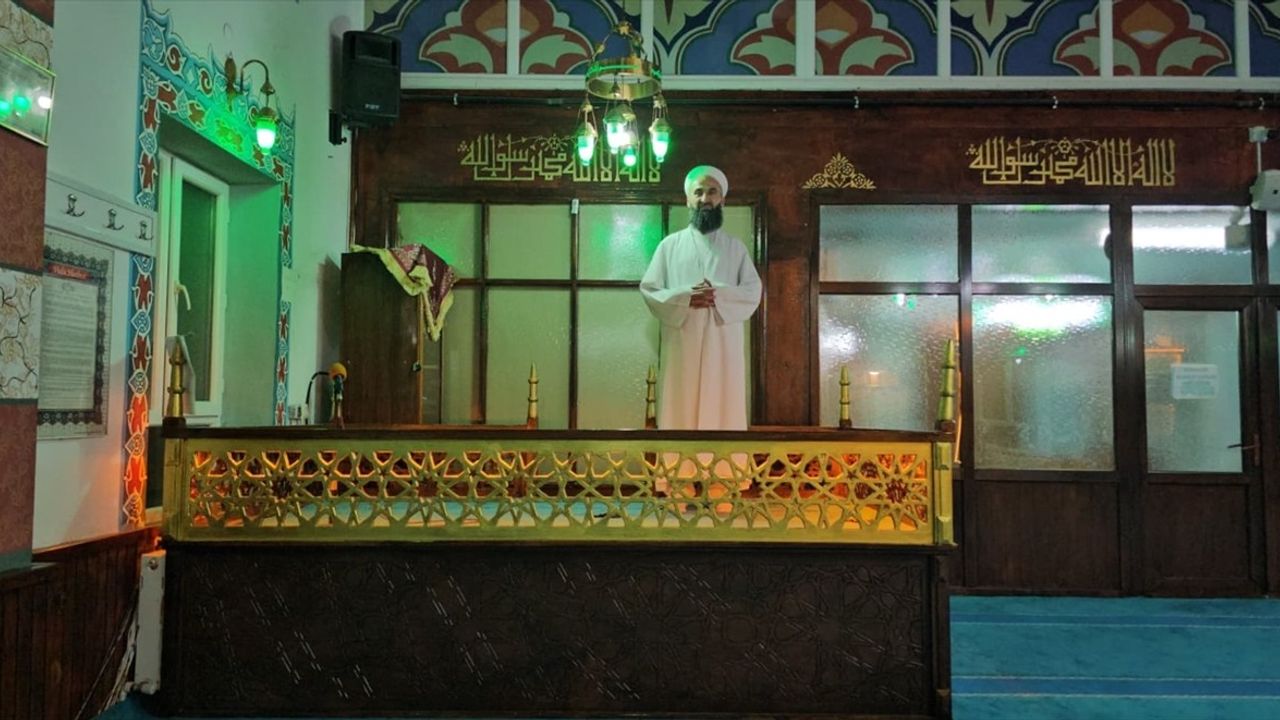 Din Görevlisinden Kahramanlık: Camide Düşen Çocuğu Yakaladı