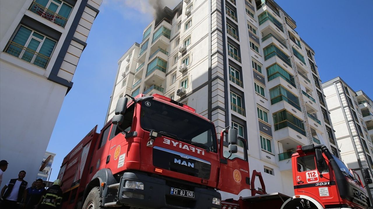 Diyarbakır'da 8. kattaki evde yangın: 3 itfaiye eri dumandan etkilendi