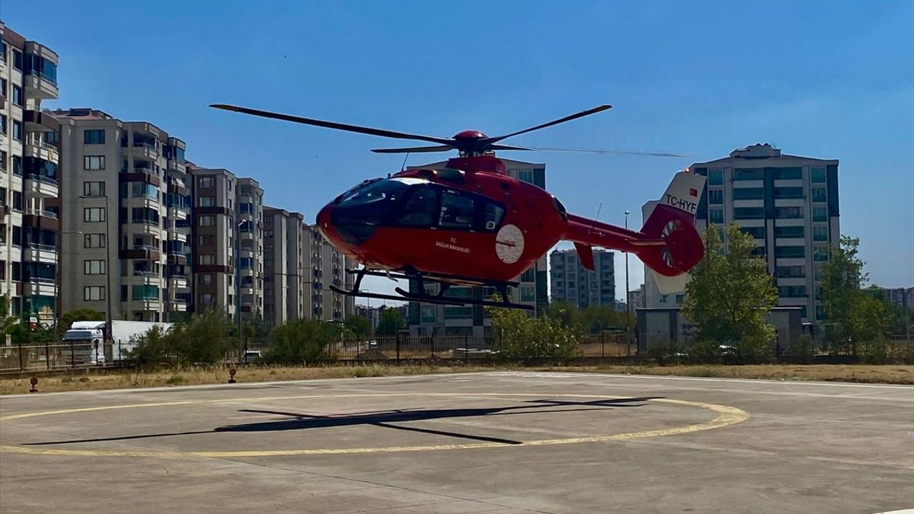 Diyarbakır'da Ambulans Helikopterle Uyluk Kemiği Kırılan 74 Yaşındaki Hasta Sevk Edildi