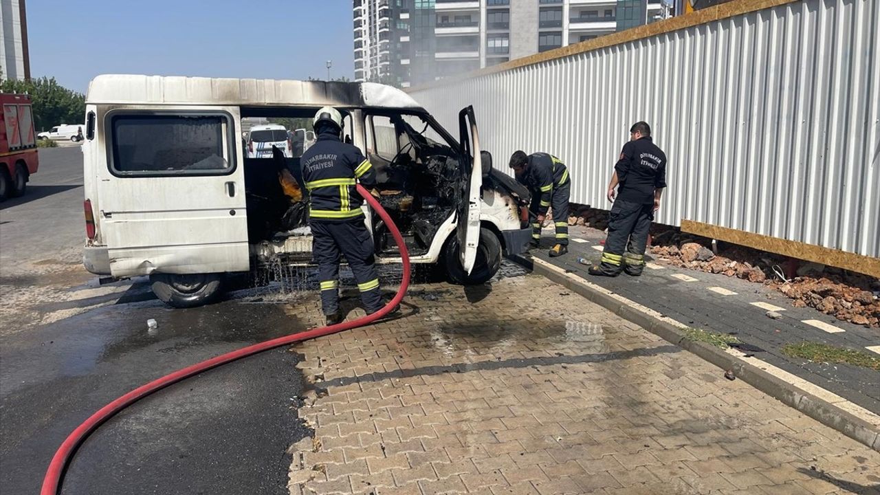 Diyarbakır'da Park Halindeki Minibüs Yandı: 21 EE 483 Kullanılamaz Hale Geldi