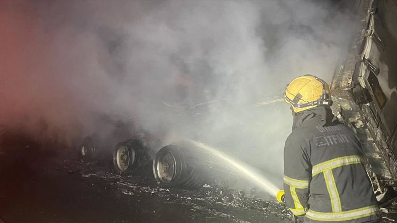 Diyarbakır'da Park Halindeki Tır Alev Aldı