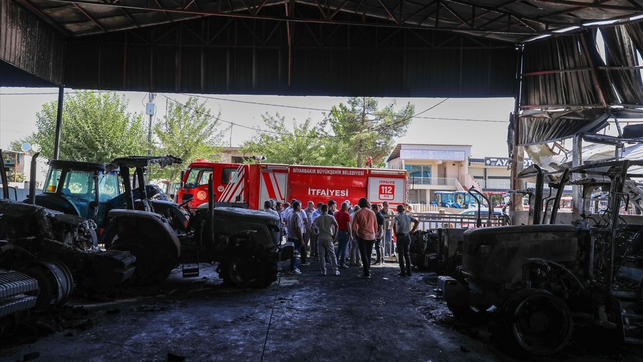 Diyarbakır'da Yangın: 3 İş Yeri ve 19 Traktör Kül Oldu