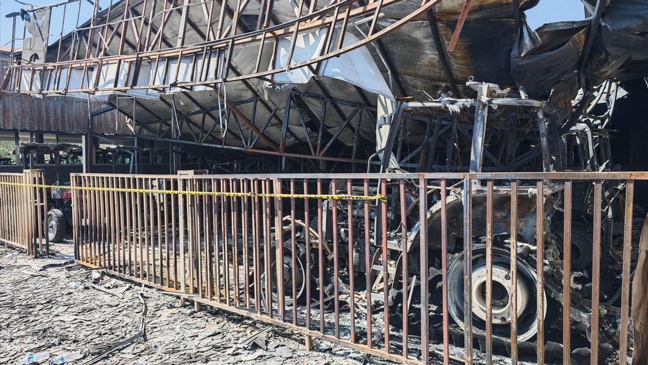 Diyarbakır'da Yangın: 3 İş Yeri ve Çok Sayıda Traktör Zarar Gördü