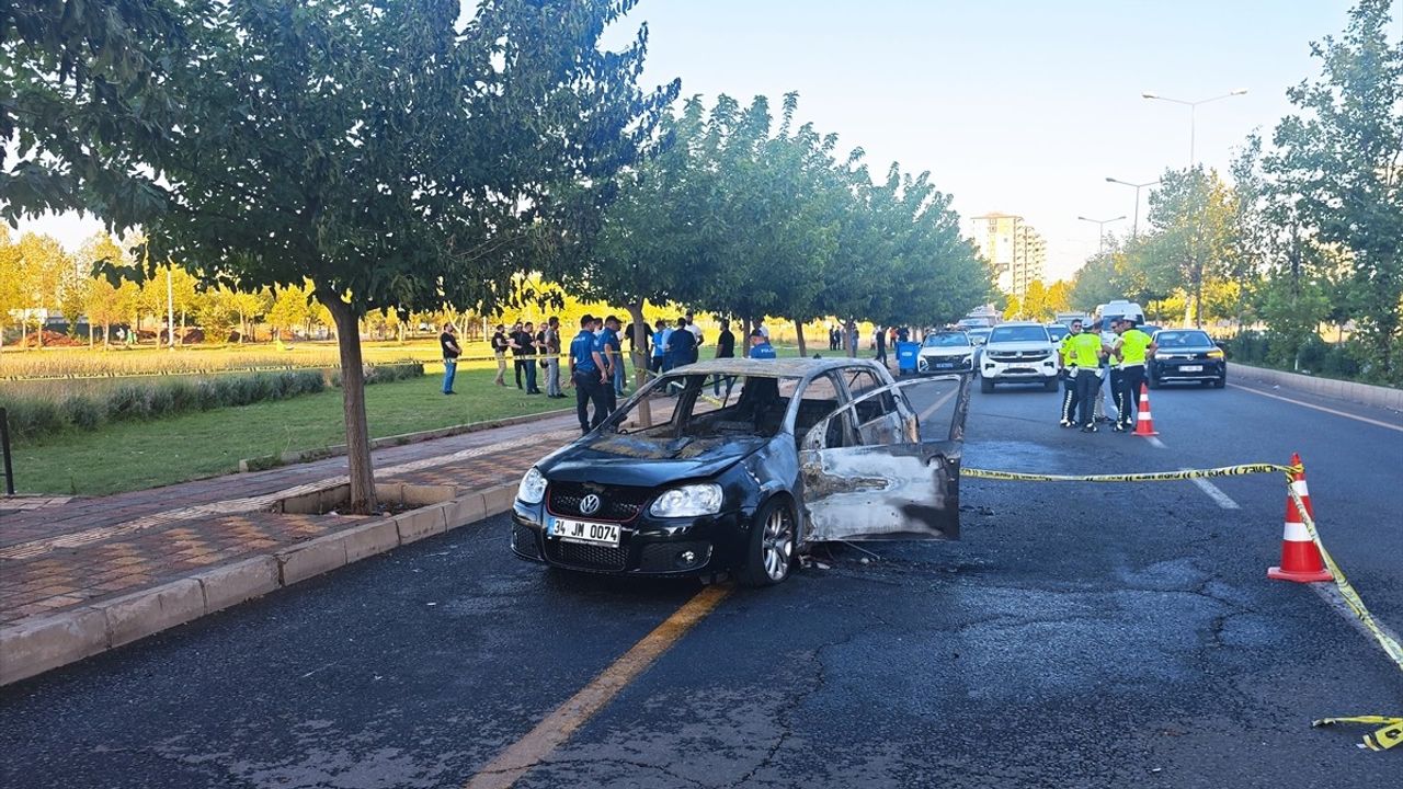 Diyarbakır Kayapınar'da Silahlı Kavga: 1 Ağır Yaralı, Otomobil Ateşe Verildi