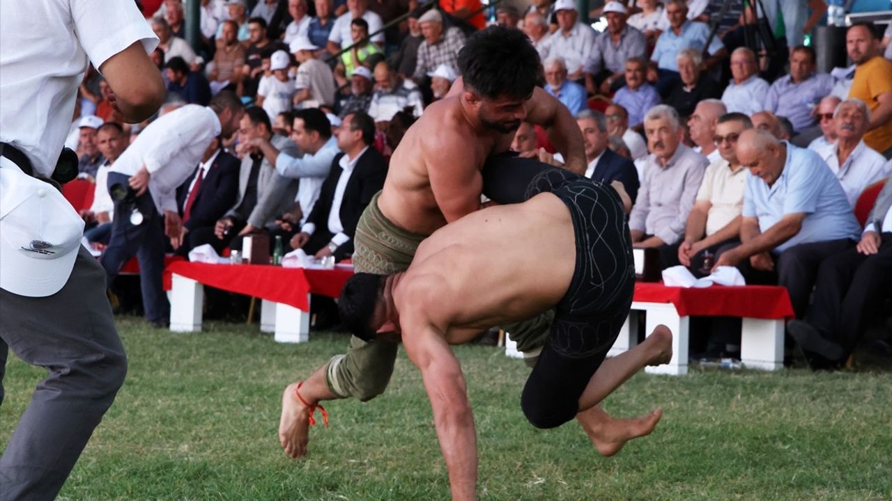 Doğan Uzun Başpehlivanı Kazandı: 72. Zengibar Karakucak Güreşleri Darende'de