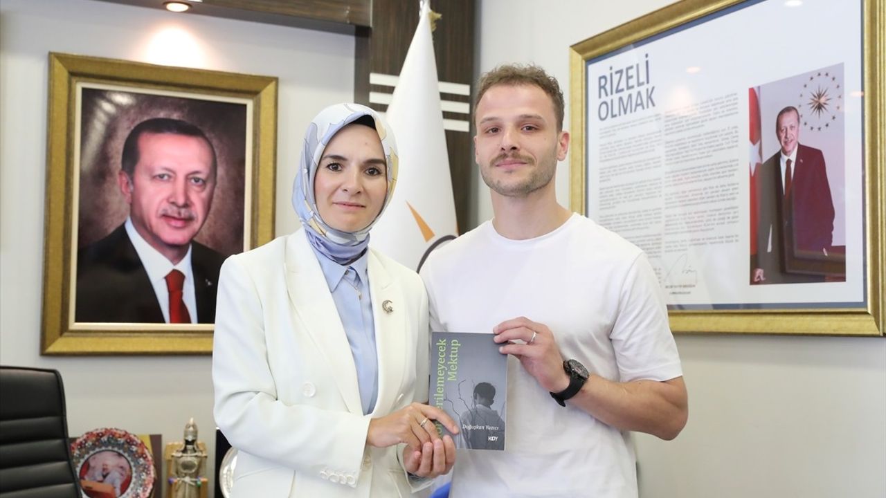 Doğuşkan Yazıcı 'Gönderilemeyecek Mektup'u Bakan Göktaş'a Takdim Etti