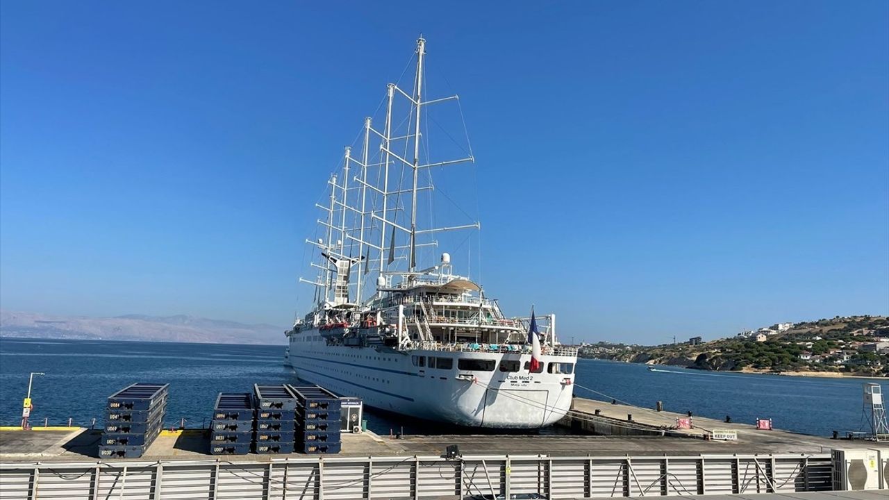 Dünyanın En Büyük Yelkenli Yolcu Gemisi 'Club Med 2' Çeşme Limanı'na Demirledi