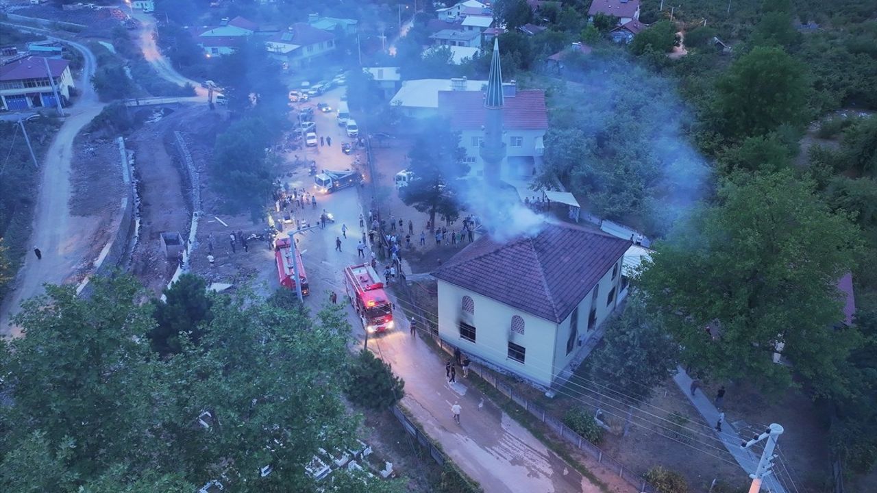 Düzce'de Camide Yangın: Cami Kullanılamaz Hale Geldi