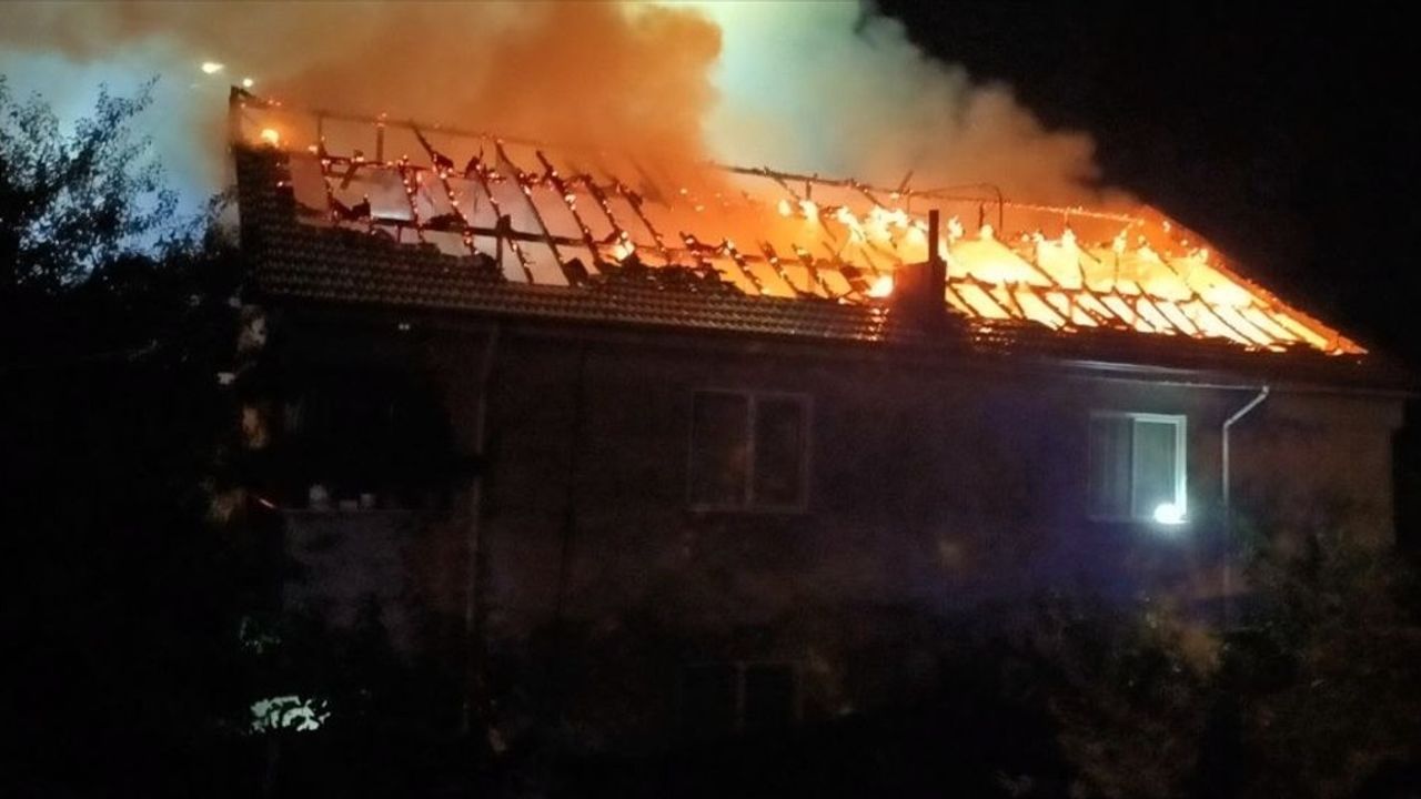 Düzce'de Çatı Katında Yangın: Kullanılamaz Hale Geldi