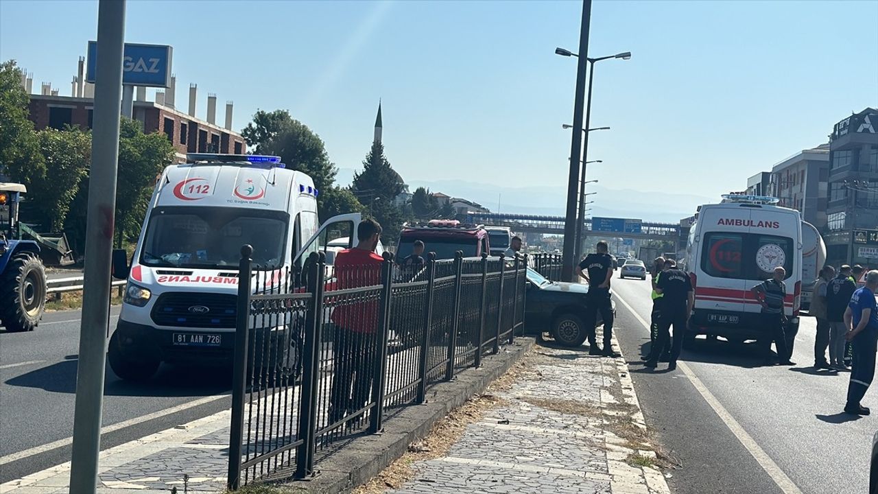 Düzce'de D-100'de Kaza: Otomobil ile Silobas Dorse Takılı Tır Çarpıştı — 7 Yaralı