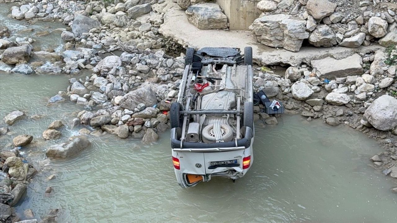 Düzce'de hafif ticari araç dereye devrildi: 2'si çocuk 5 yaralı