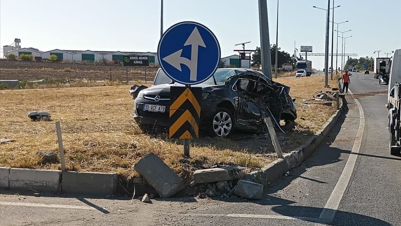 Edirne'de kamyon ile otomobil çarpıştı: 3 yaralı