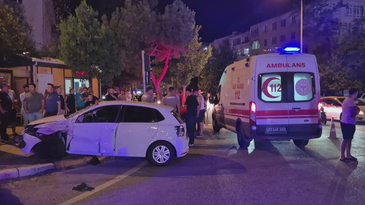 Edirne'de Kamyonet ile Otomobil Çarpıştı: 3 Yaralı