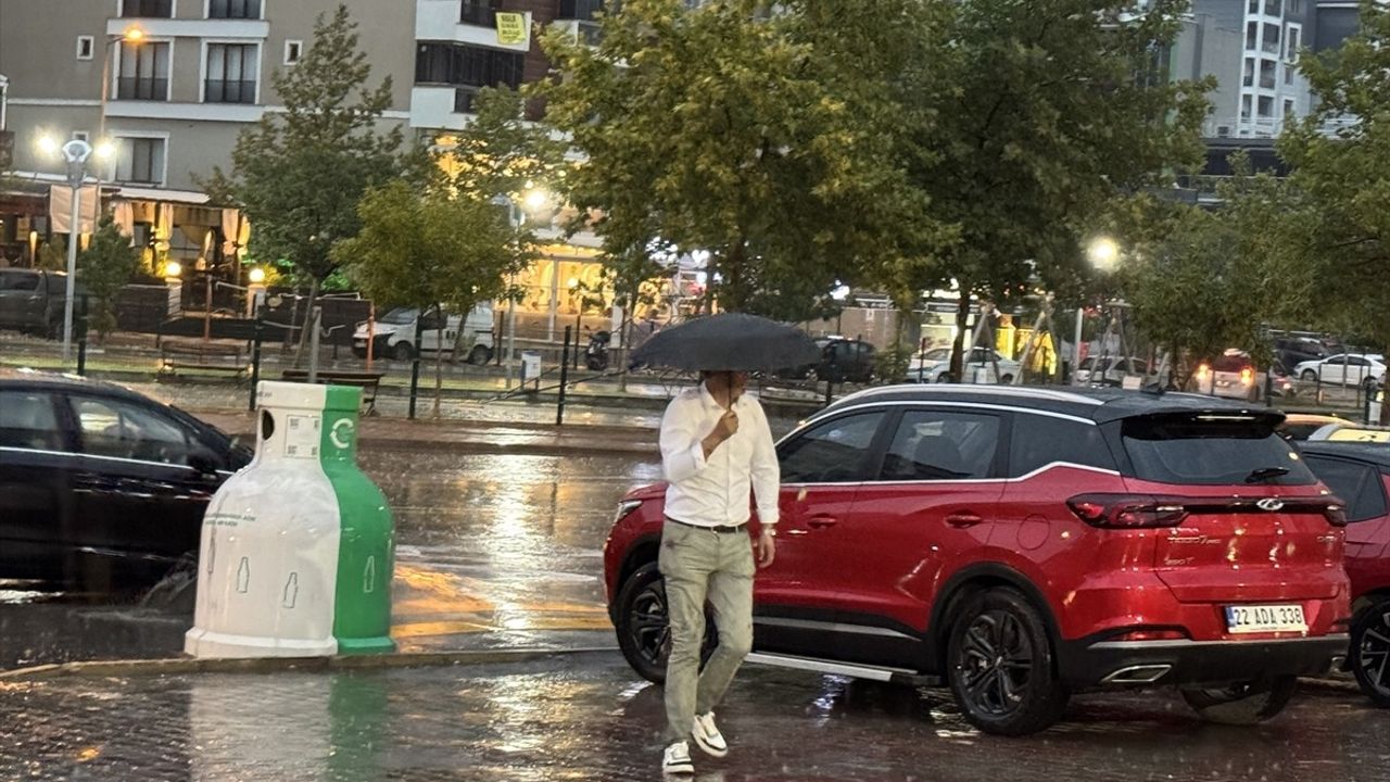 Edirne'de Kısa Süreli Sağanak Hayatı Olumsuz Etkiledi