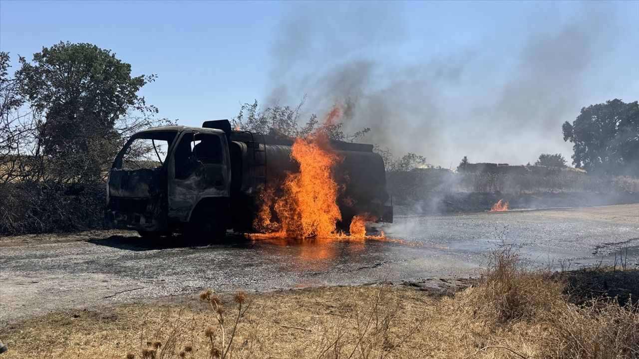 Edirne'de Seyir Halindeki Akaryakıt Tankerinde Yangın Söndürüldü