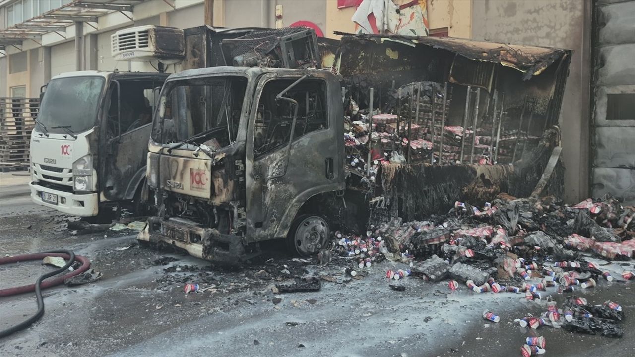 Edirne'de Yangın: Tayakadın'da Park Halindeki 2 Kamyon Kullanılamaz Hale Geldi