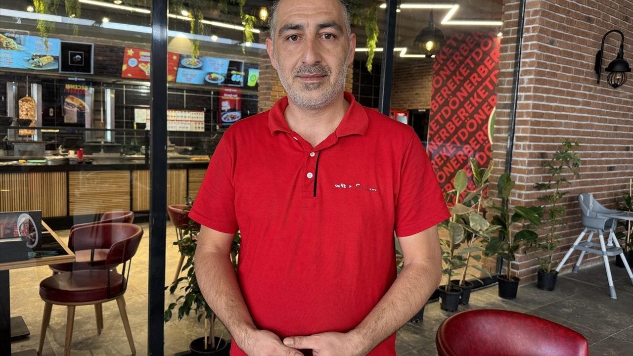 Elazığ'da Döner Ustası Heimlich ile Boğazına Ekmek Takılan Müşteriyi Kurtardı