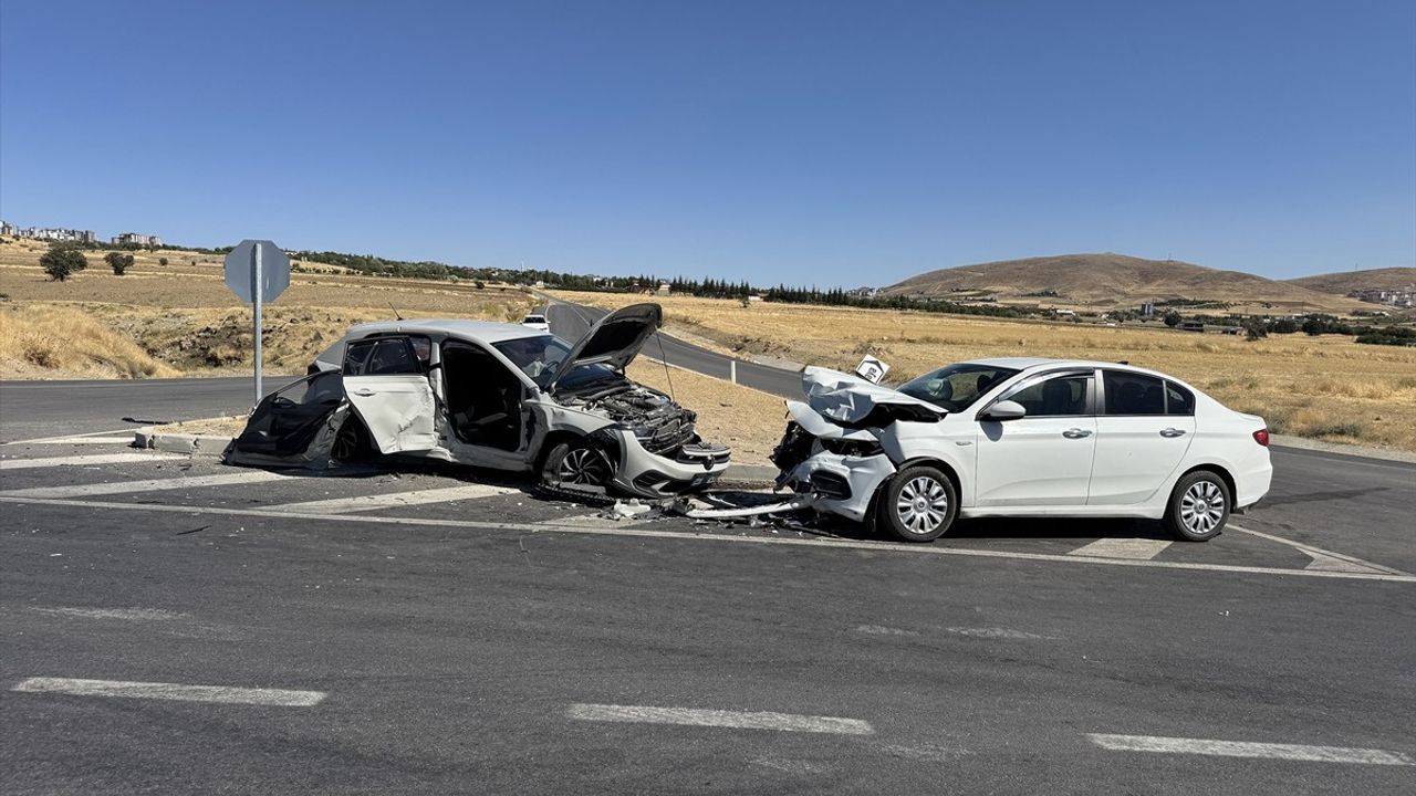 Elazığ'da İki Otomobil Çarpıştı: 1'i Ağır 8 Yaralı