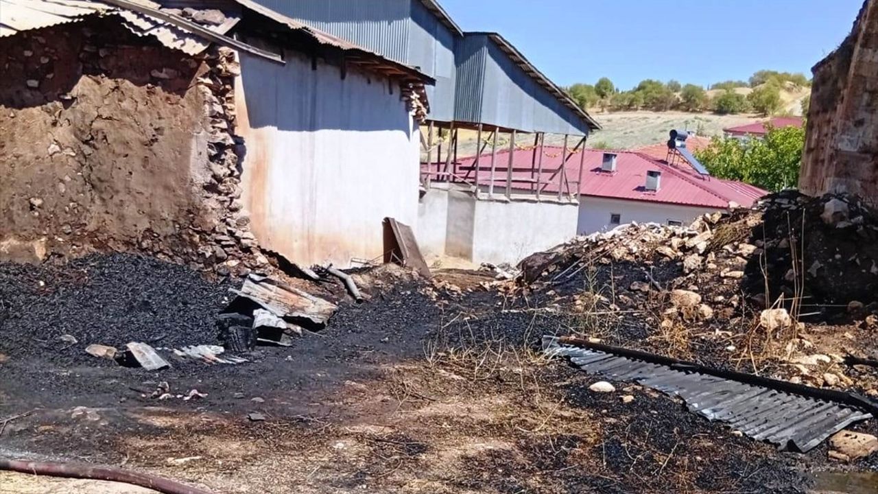 Elazığ'da Otluk Alanda Çıkan Yangın Tarihi Kervansarayı Tehdit Etti