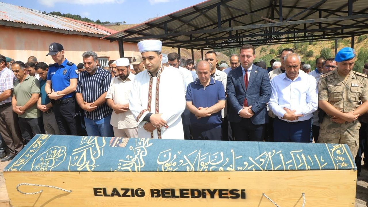 Elazığ'daki Maden Göçüğünde Hayatını Kaybeden İşçinin Cenazesi Defnedildi
