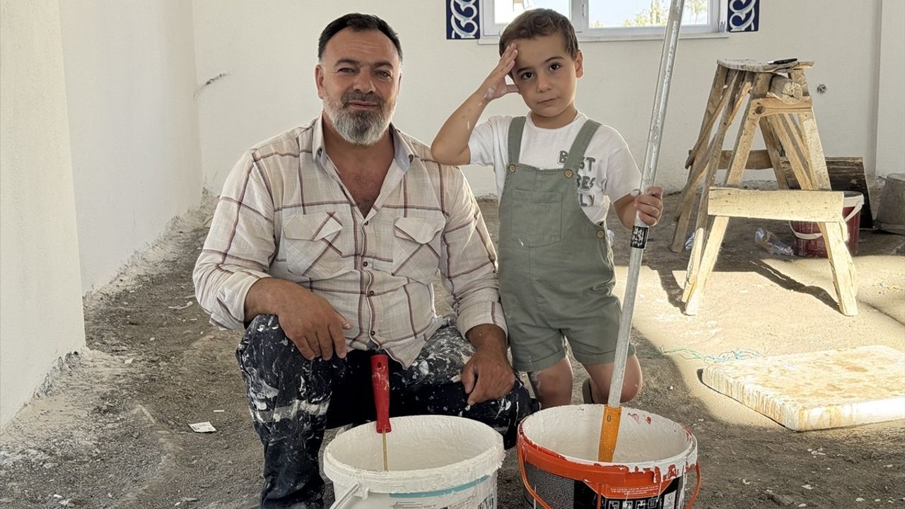 Elazığlı Şehit Babası Hasan Alan, Oğlu İçin Okul ve Camileri Ücretsiz Boyuyor