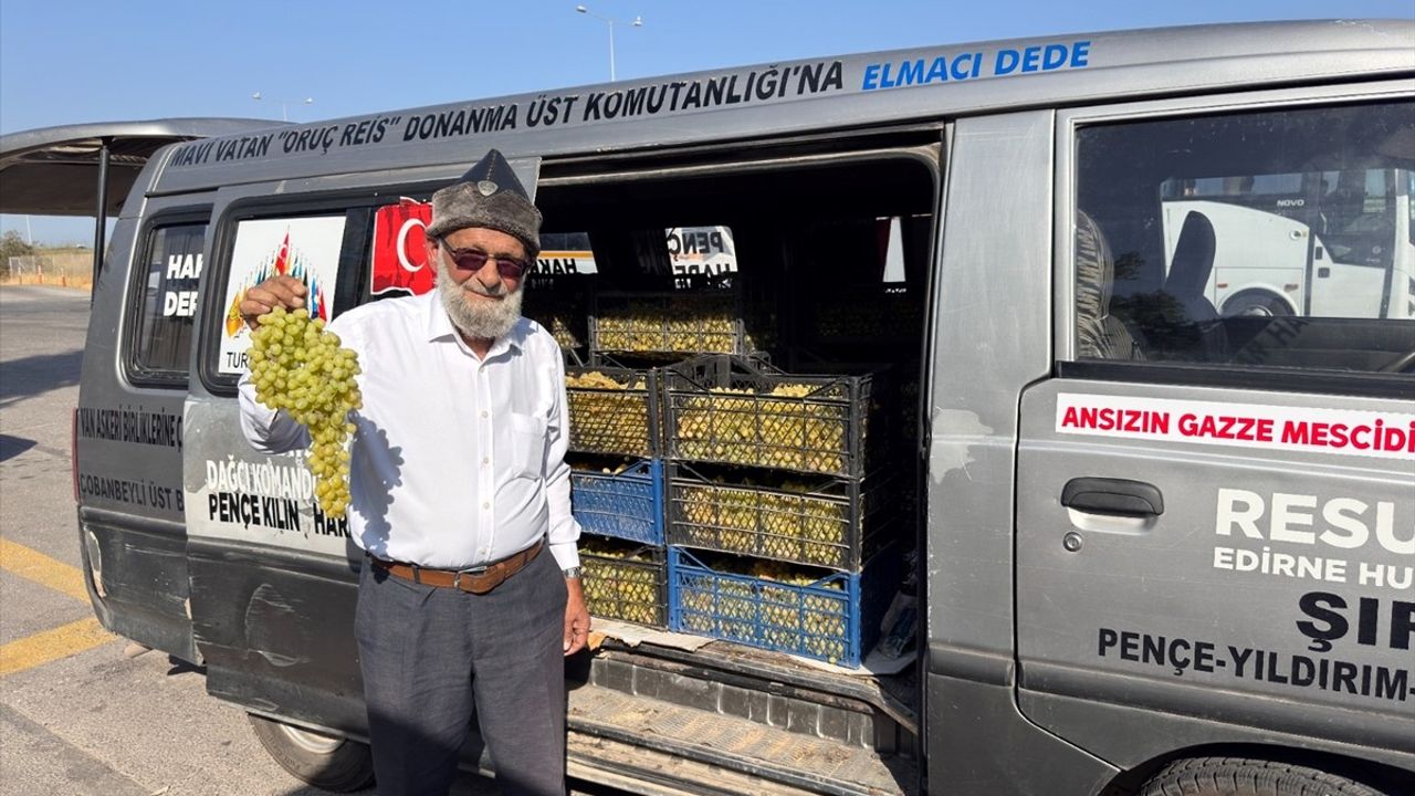 Elmacı Dede İzmir'de Mehmetçiğe Üzüm Getirdi