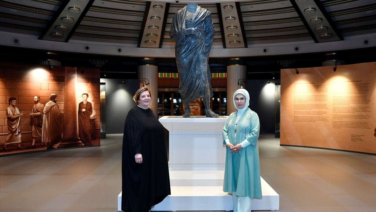 Emine Erdoğan ve Tamar Bagrationi, Millet Kütüphanesi'ni Ziyaret Etti — Mesnevi Hediye ve Marcus Aurelius'un Dönüşü