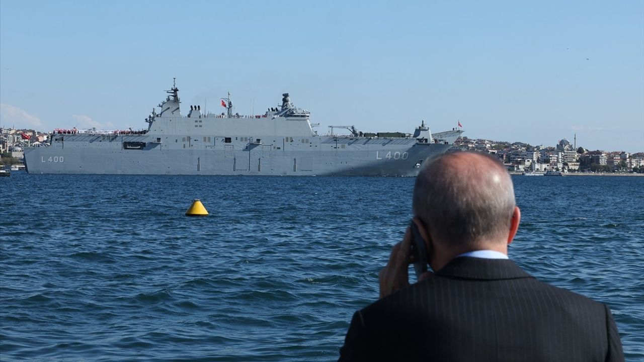 Erdoğan, TEKNOFEST Mavi Vatan kapsamında İstanbul Boğazı'ndaki Türk Donanmasını Selamladı