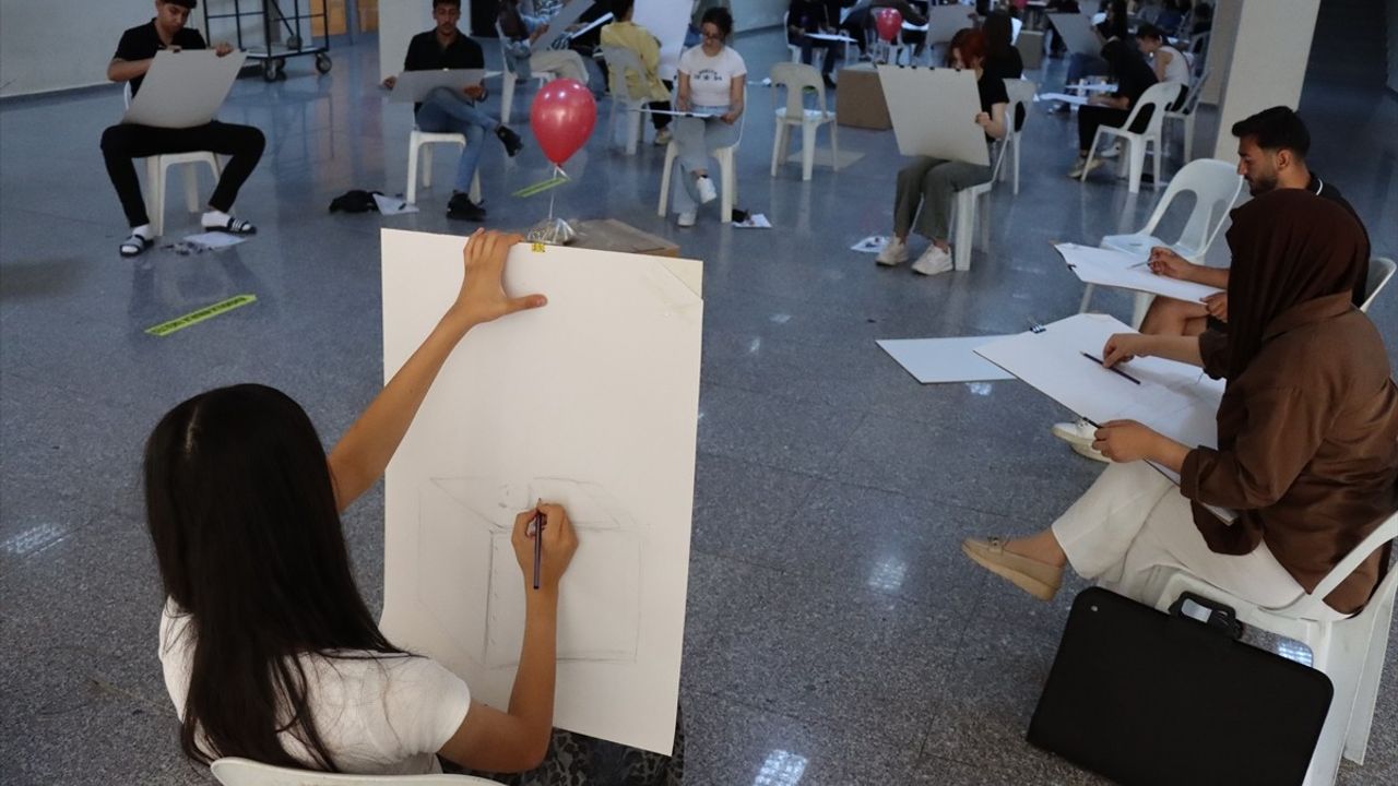 Erzincan'da 110 aday resim yetenek sınavında yarıştı