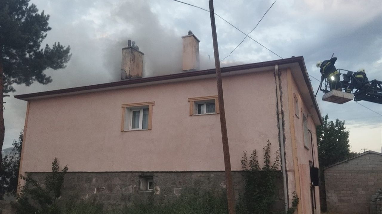 Erzincan'da Çatı Yangını Büyümeden Kontrol Altına Alındı