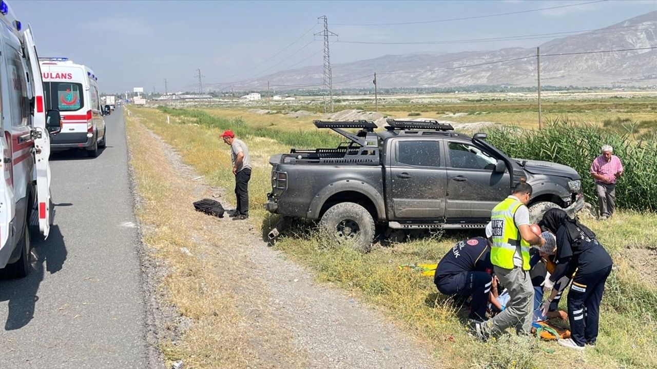 Erzincan'da Kamyonet Devrildi: 3 Yaralı
