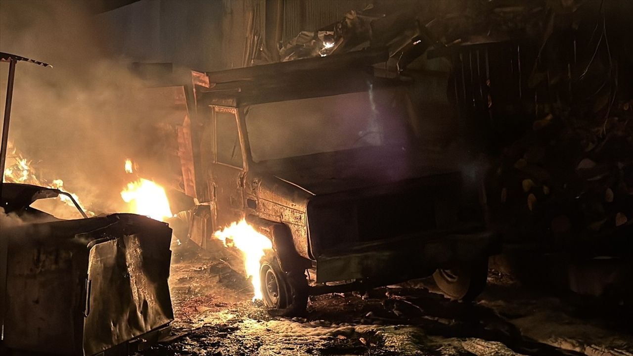 Erzincan'da Keresteciler Sitesi'nde İmalathane Yangını Söndürüldü