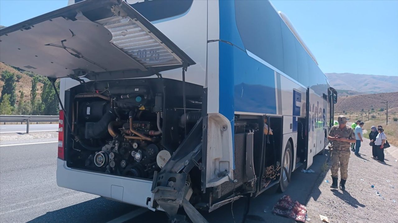 Erzincan'da Yolcu Otobüsü Yoldan Çıktı: 5 Kişi Yaralandı (1'i Çocuk)