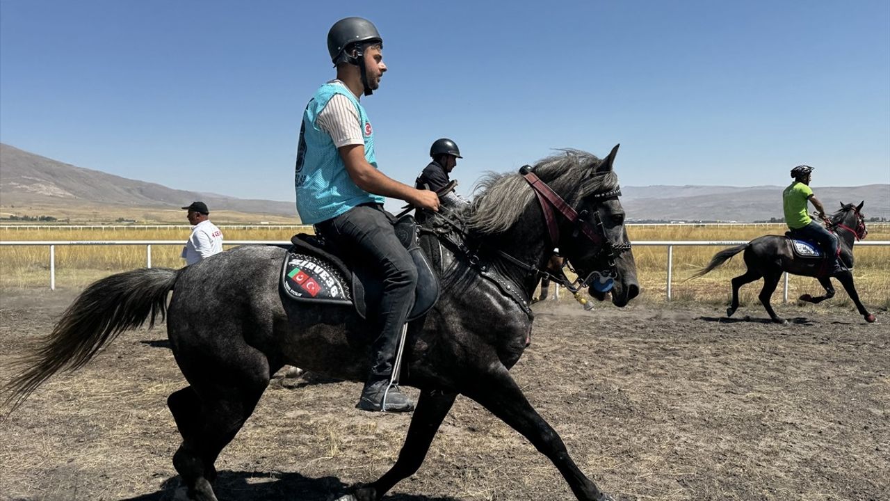 Erzurum'da 3. Geleneksel Rahvan At Yarışları'nda 70 Sporcu 10 İlden Yarıştı