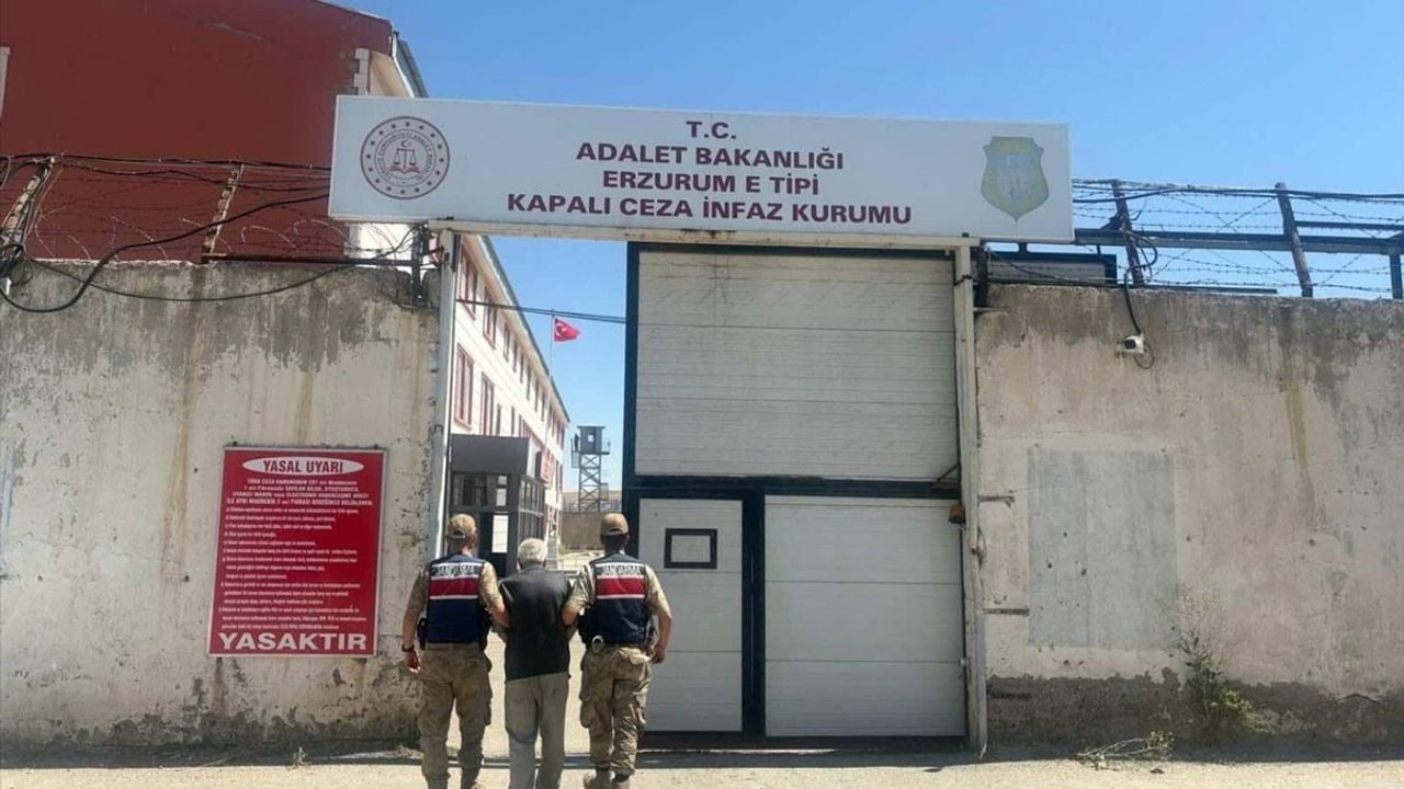 Erzurum'da JASAT, 8 yıl 6 ay hapis cezası bulunan firariyi yakaladı