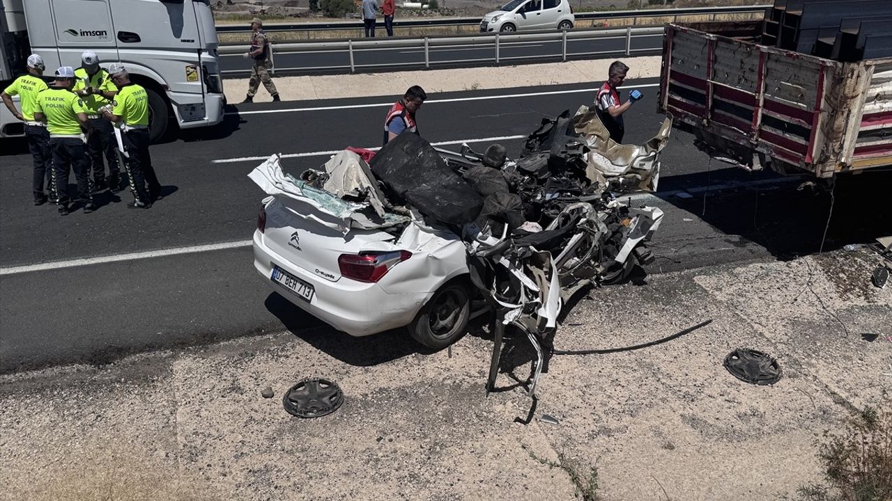 Erzurum'da Park Halindeki Tıra Çarpan 19 Yaşındaki Sürücü Hayatını Kaybetti