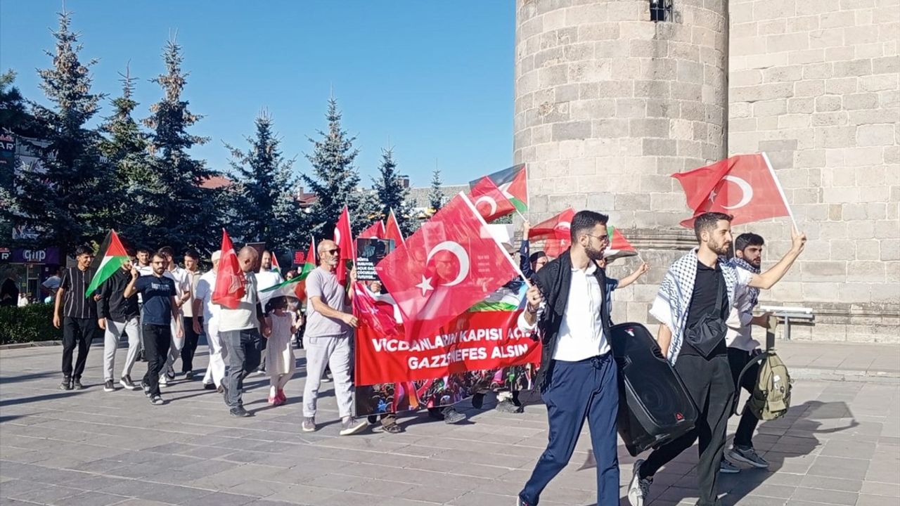 Erzurum'da Sağlıkçılar Gazze İçin 94. Haftada Yürüdü