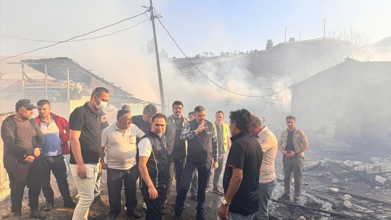 Erzurum Kırmızıtaş Mahallesi'nde Ev Yangını Bitişik Ev ve Ahırlara Sıçradı