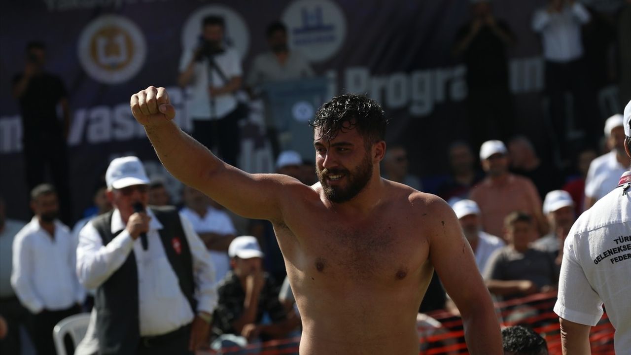 Erzurum Ovası Güreşleri'nde Yunus Emre Yıldız Başpehlivan Oldu