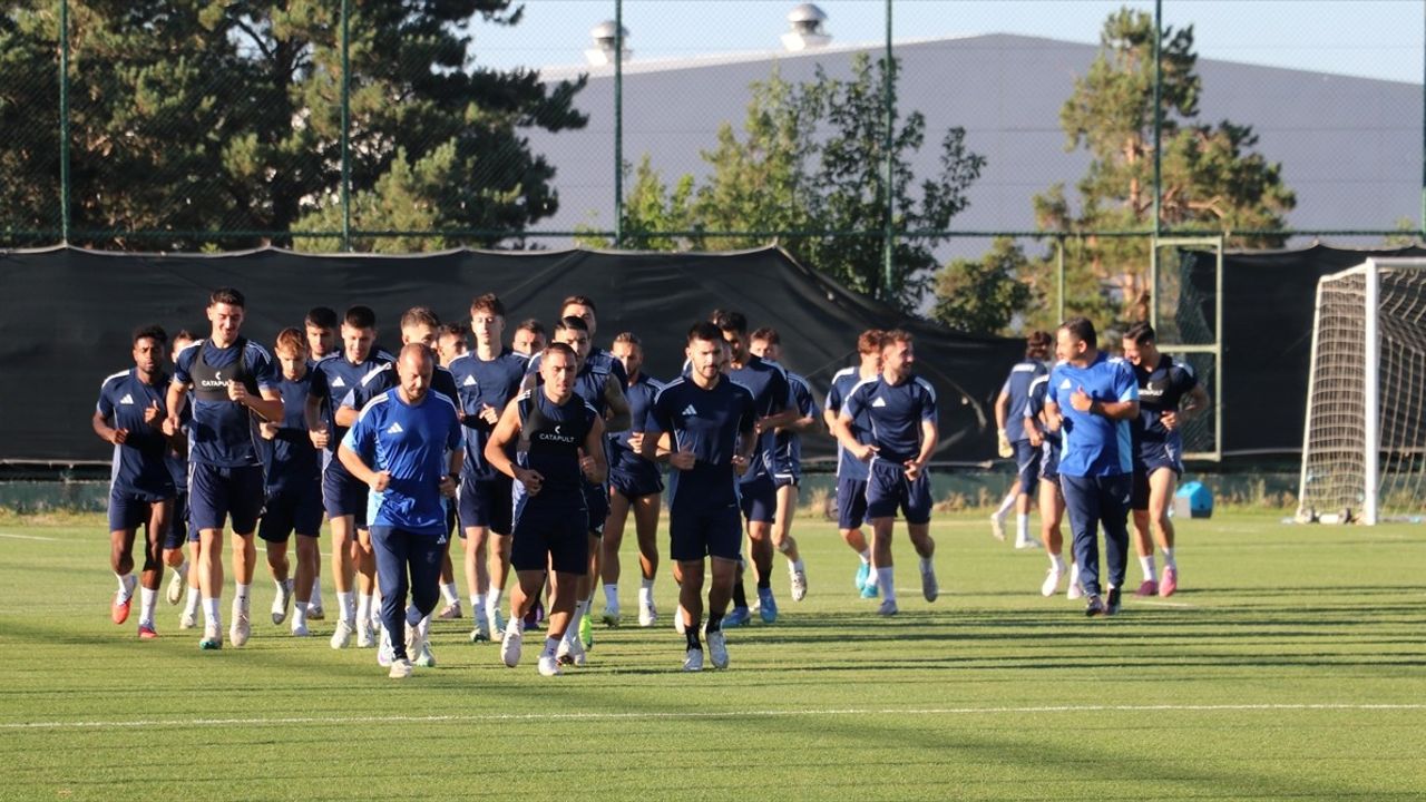 Erzurumspor FK'de Serkan Özbalta: Hedef Her Maç 3 Puan