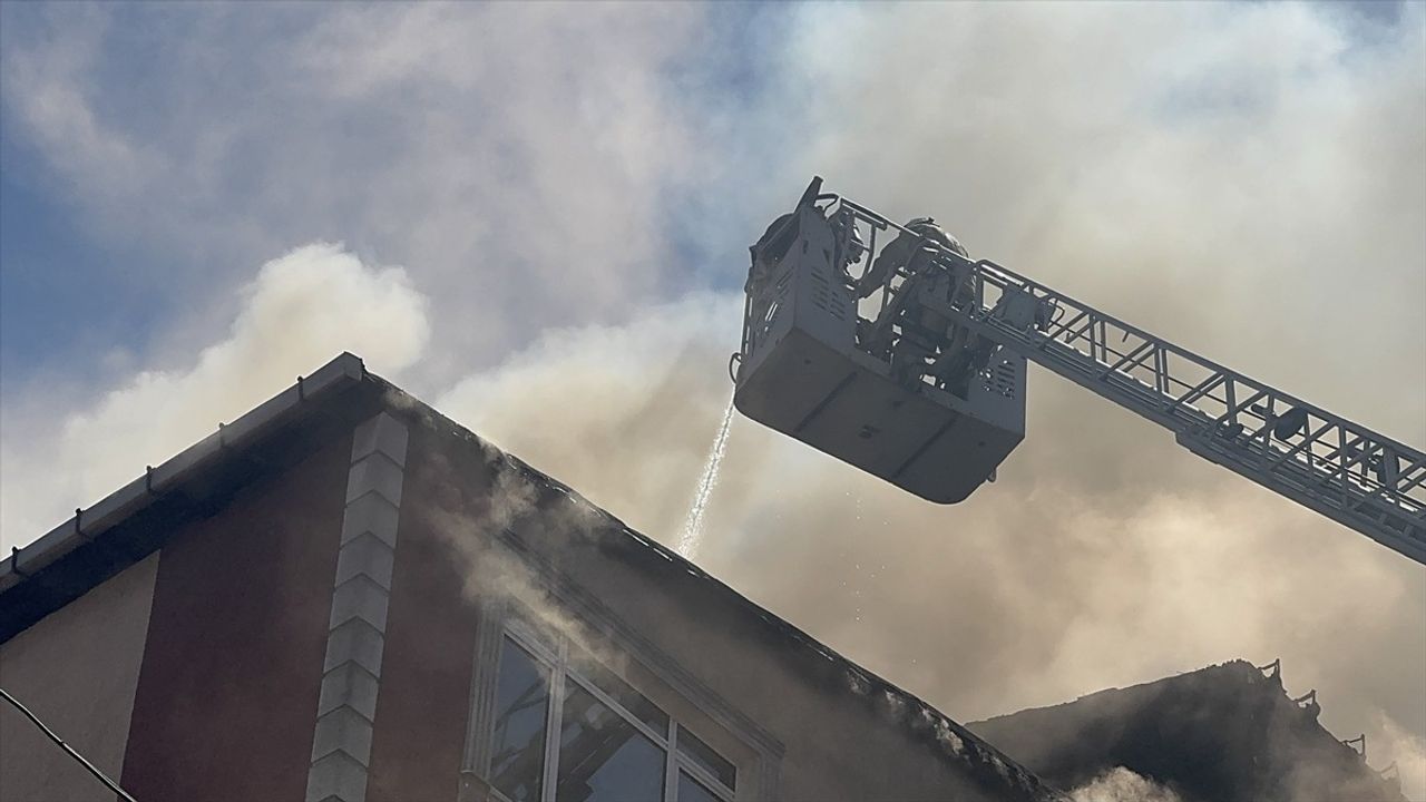 Esenler'de 3 Apartmanı Vuran Yangın Kontrol Altına Alındı